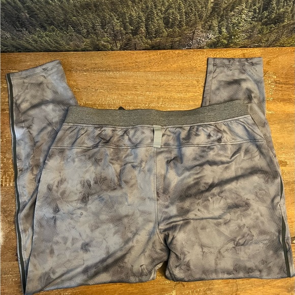 Lululemon Textured Tech Pant - Picture 5 of 5